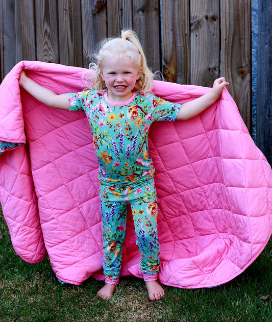 Buzzing Blooms 2.5 Tog Quilted Blanket